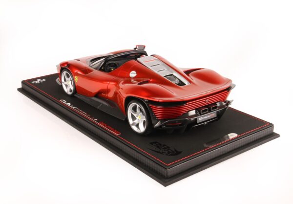 BBR Ferrari Daytona SP3 Icona Series Metallic Red Magma with display – Bild 7
