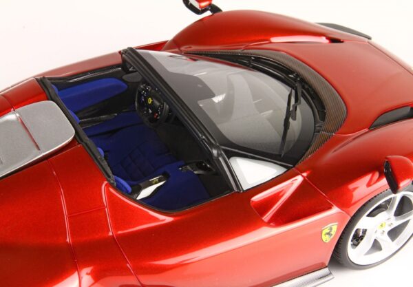 BBR Ferrari Daytona SP3 Icona Series Metallic Red Magma with display – Bild 2