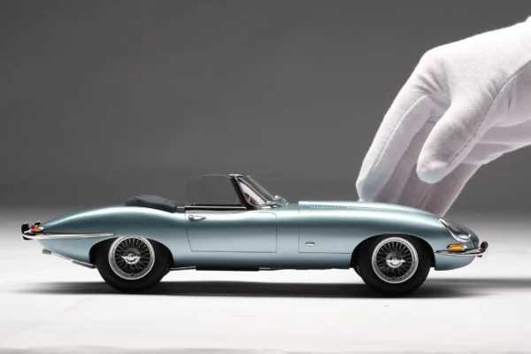 Amalgam Jaguar E-type Roadster Light Blue 1:18 – Bild 2