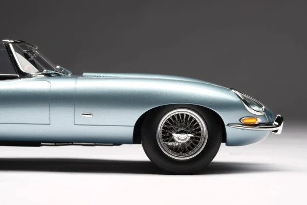 Amalgam Jaguar E-type Roadster Light Blue 1:18 – Bild 3