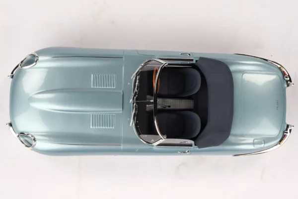 Amalgam Jaguar E-type Roadster Light Blue 1:18 – Bild 6