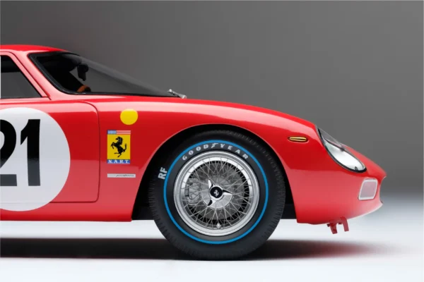 Amalgam Ferrari 250 LM Winner 24 Hours of Le Mans 1965 #21 driven by M.GREGORY/J.RINDT 1:18 – Bild 7