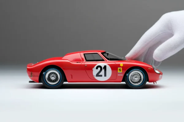 Amalgam Ferrari 250 LM Winner 24 Hours of Le Mans 1965 #21 driven by M.GREGORY/J.RINDT 1:18 – Bild 2