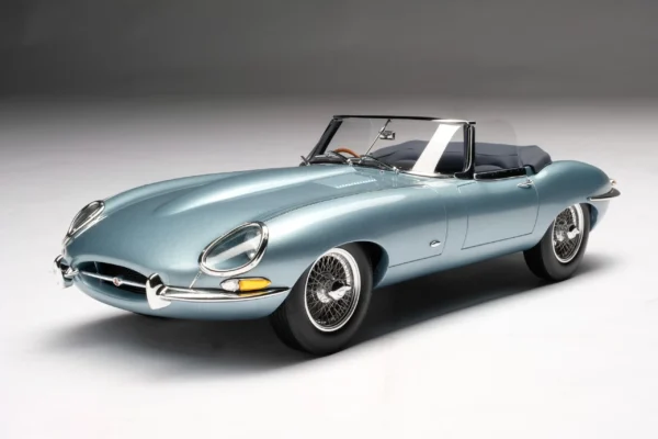 Amalgam Jaguar E-type Roadster Light Blue 1:18 – Bild 8