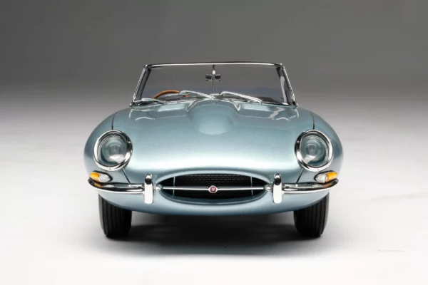 Amalgam Jaguar E-type Roadster Light Blue 1:18 – Bild 10
