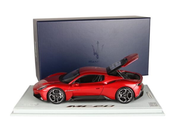 BBR Maserati MC20 Metallic Red Vincente mit Vitrine