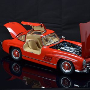 Mercedes 300 SL rouge Modèle fini 1:8 - 1/8