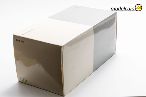 Kyosho Audi A8 2005 silver dealer edition – Bild 5