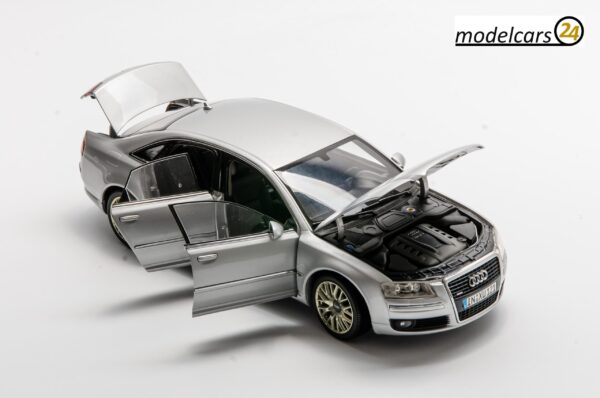 Kyosho Audi A8 2005 silver dealer edition