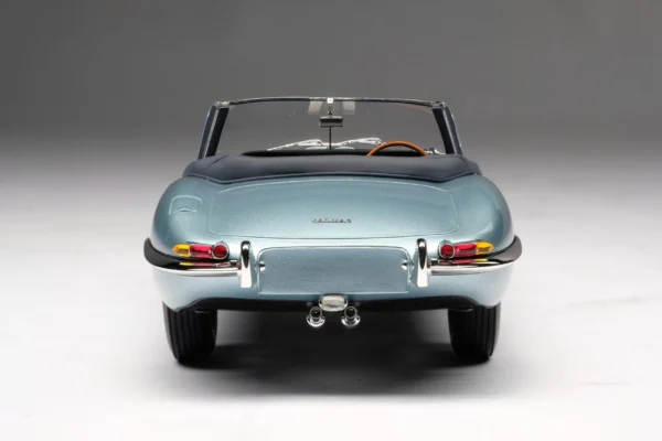 Amalgam Jaguar E-type Roadster Light Blue 1:18 – Bild 11