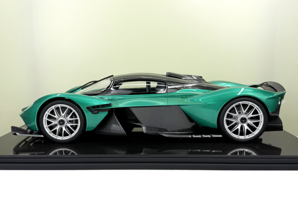 Frontiart Aston Martin Valkyrie British Green 1/8 – Bild 7