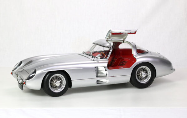 LEGRAND Mercedes-Benz 300 SLR Uhlenhaut Coupé 1/8 Bausatz rot – Bild 5