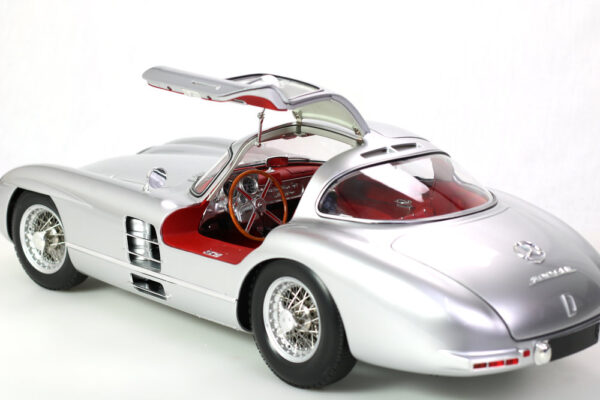 LEGRAND Mercedes-Benz 300 SLR Uhlenhaut Coupé 1/8 Bausatz rot – Bild 4