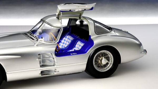 LEGRAND Mercedes-Benz 300 SLR Uhlenhaut Coupé 1/8 mit eingespeichten Rädern – Bild 5