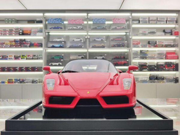 Ferrari Enzo1:8 rot – Bild 3