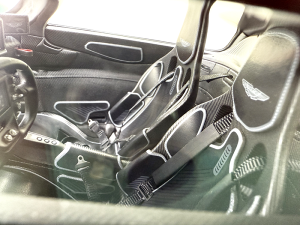 Frontiart Aston Martin Valkyrie British Green 1/8 – Bild 3