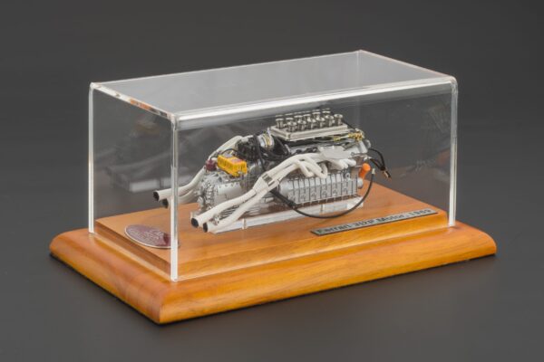 CMC Ferrari 312P Motor mit Vitrine – Bild 2