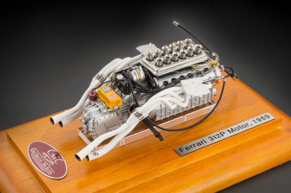 CMC Ferrari 312P Motor mit Vitrine – Bild 3