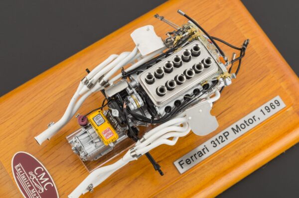 CMC Ferrari 312P Motor mit Vitrine – Bild 5