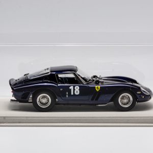 CMC Bundle CMC Ferrari 250 GTO Brandon Wang M-255 con vitrina gris, negra o roja - 1/18