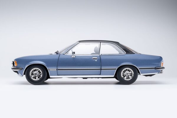 Touring Opel Commodore B GS/E Coupé 1975 - sapphire blue met 1:18 Diecast – Bild 6