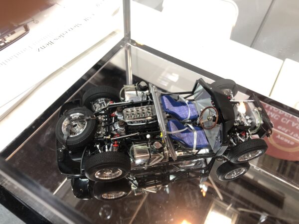 CMC Ferrari 250 LM Rolling Chassis, Techno Classica 2025 + Car body in display case, black M-289 – Bild 7