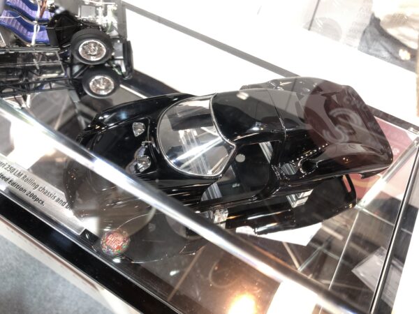 CMC Ferrari 250 LM Rolling Chassis, Techno Classica 2025 + Car body in display case, black M-289 – Bild 6