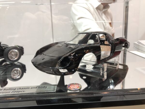CMC Ferrari 250 LM Rolling Chassis, Techno Classica 2025 + Car body in display case, black M-289 – Bild 5