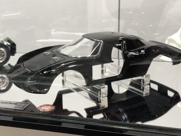 CMC Ferrari 250 LM Rolling Chassis, Techno Classica 2025 + Car body in display case, black M-289 – Bild 3