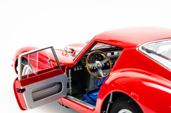 Martisan Ferrari 250 GTO Rosso Corsa AL mit Kupferkarosserie one of 199 – Bild 7