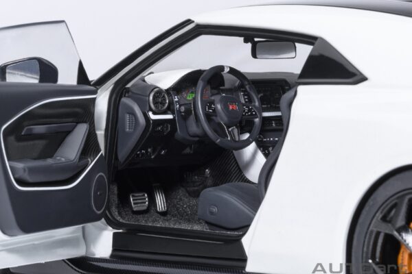 AUTOart NISSAN GT-R50 by ITALDESIGN (METALLIC WHITE/BLACK) – Bild 5