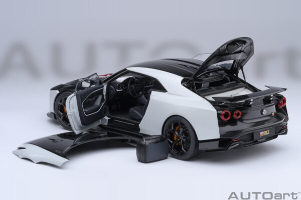 AUTOart NISSAN GT-R50 by ITALDESIGN (METALLIC WHITE/BLACK)