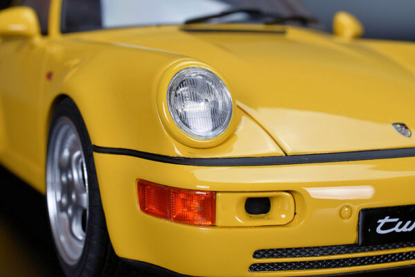 GT Spirit Porsche 911 964 Turbo S gelb 1994 1:8 – Bild 15