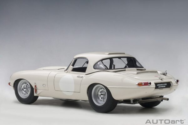 AUTOart Jaguar Lightweight E-Type white 1/18 – Bild 17