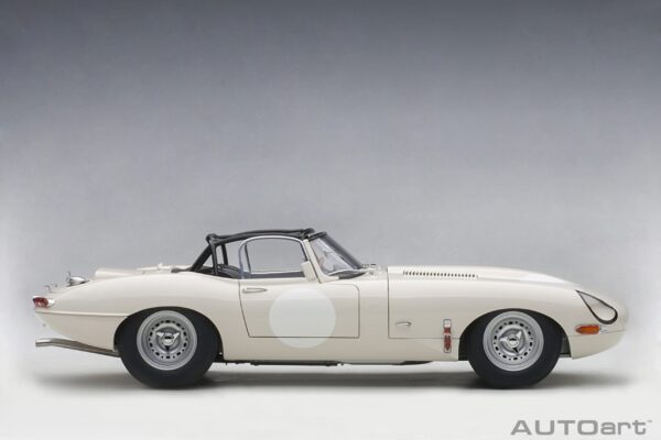 AUTOart Jaguar Lightweight E-Type white 1/18 – Bild 15