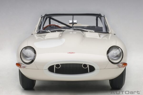 AUTOart Jaguar Lightweight E-Type white 1/18 – Bild 14