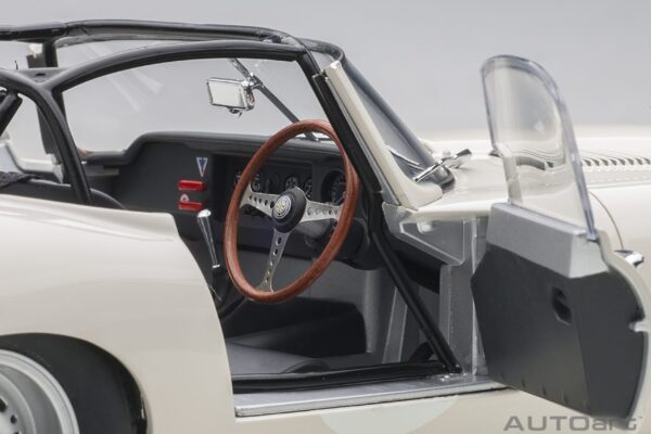 AUTOart Jaguar Lightweight E-Type white 1/18 – Bild 9