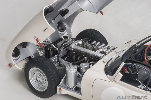 AUTOart Jaguar Lightweight E-Type white 1/18 – Bild 8
