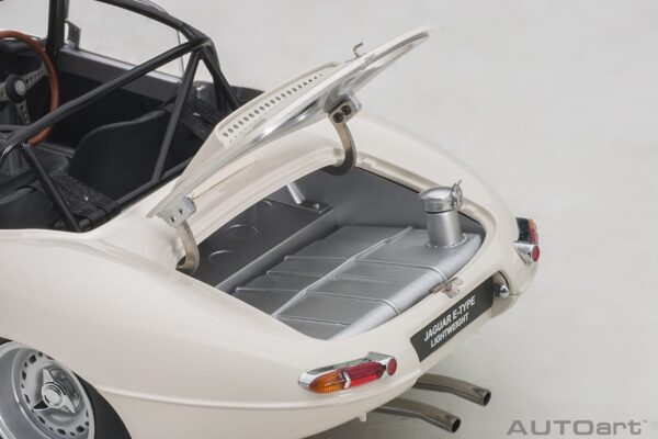 AUTOart Jaguar Lightweight E-Type white 1/18 – Bild 7