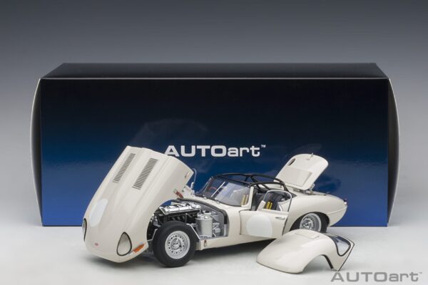 AUTOart Jaguar Lightweight E-Type white 1/18