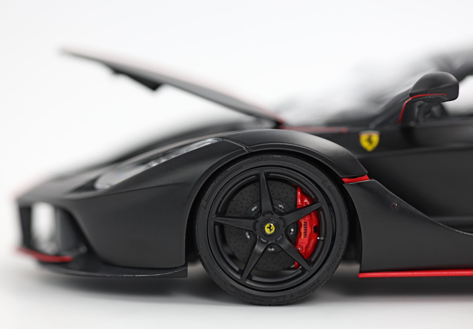 BBR Ferrari LaFerrari Matt black with red stripes – Bild 5