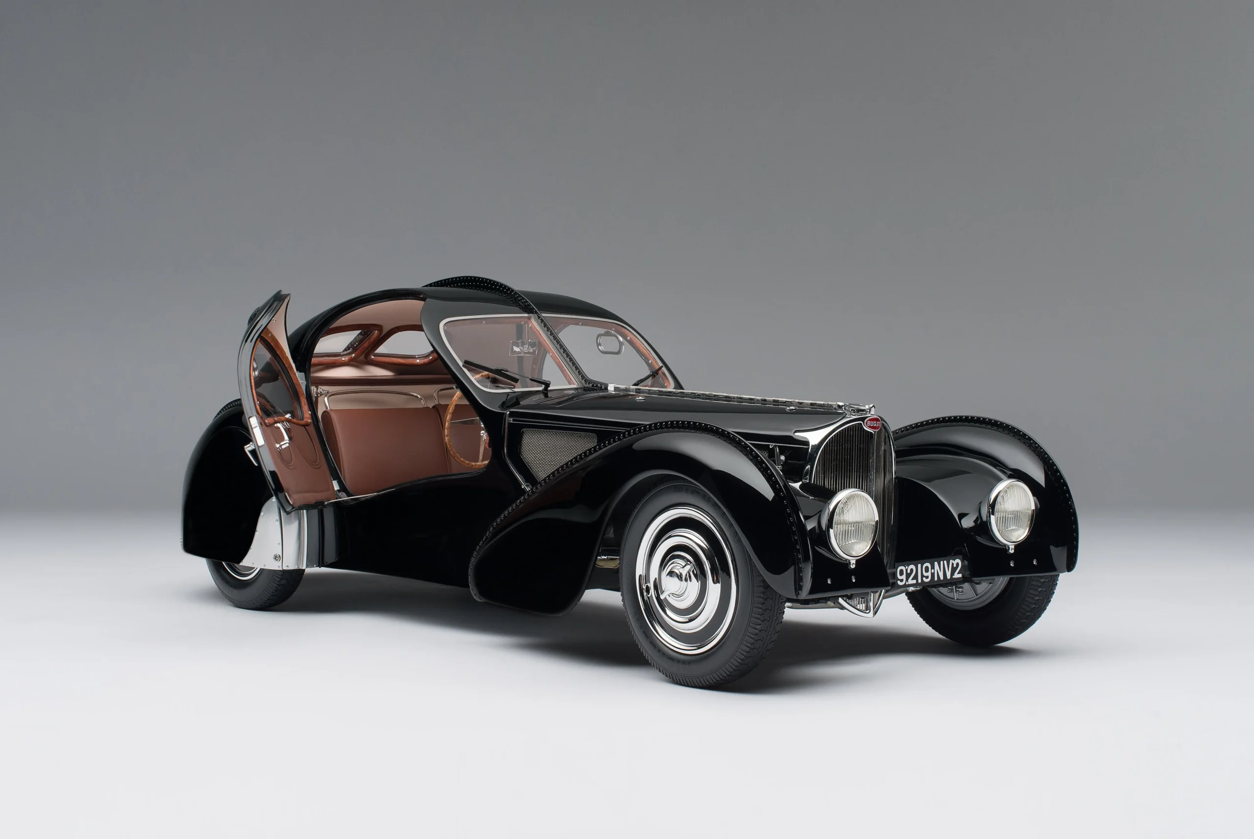 Amalgam BUGATTI Type 57SC Atlantic - "La Voiture Noire" (1936) | Limitierte Auflage 1:8 – Bild 10