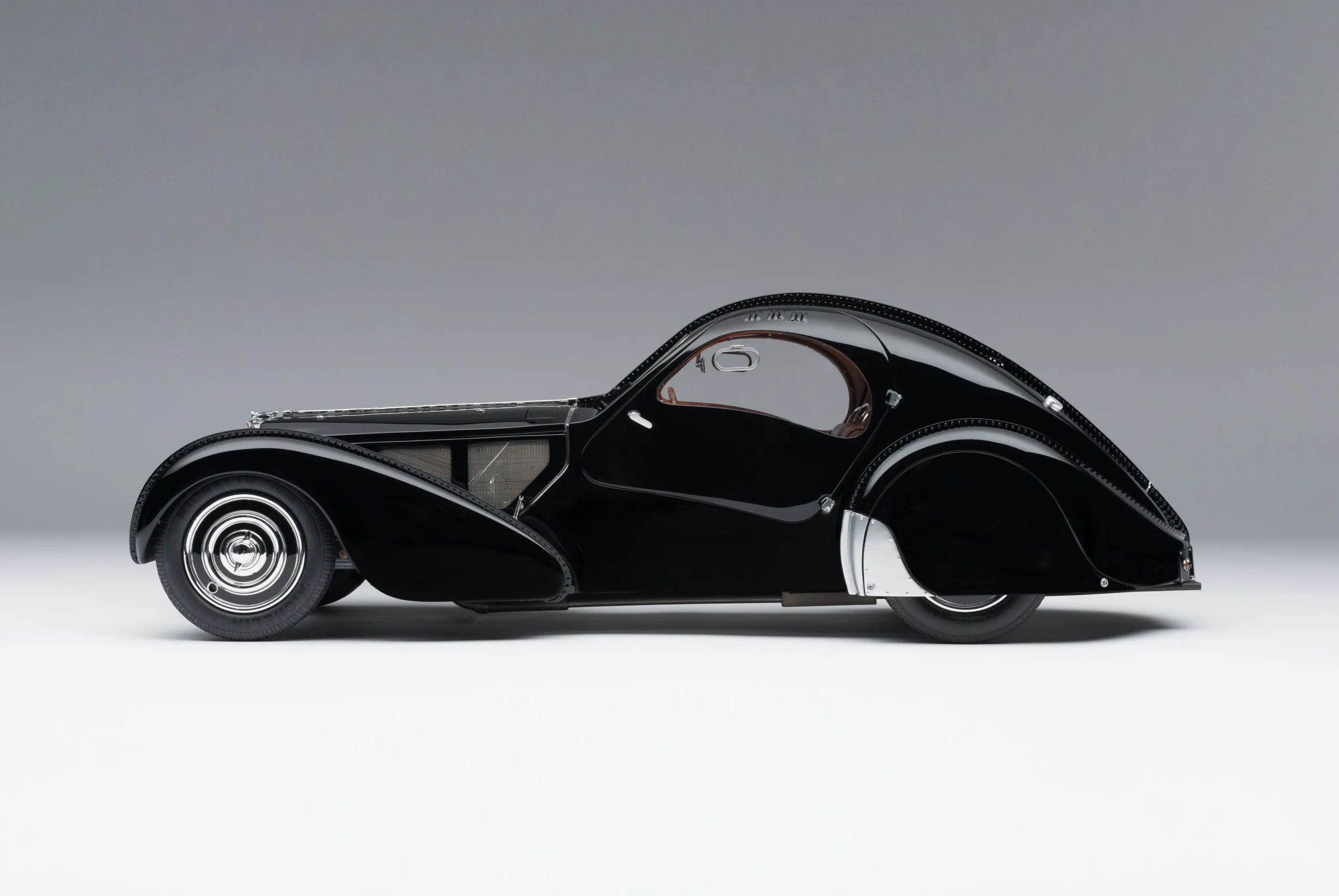 Amalgam BUGATTI Type 57SC Atlantic - "La Voiture Noire" (1936) | Limitierte Auflage 1:8 – Bild 7