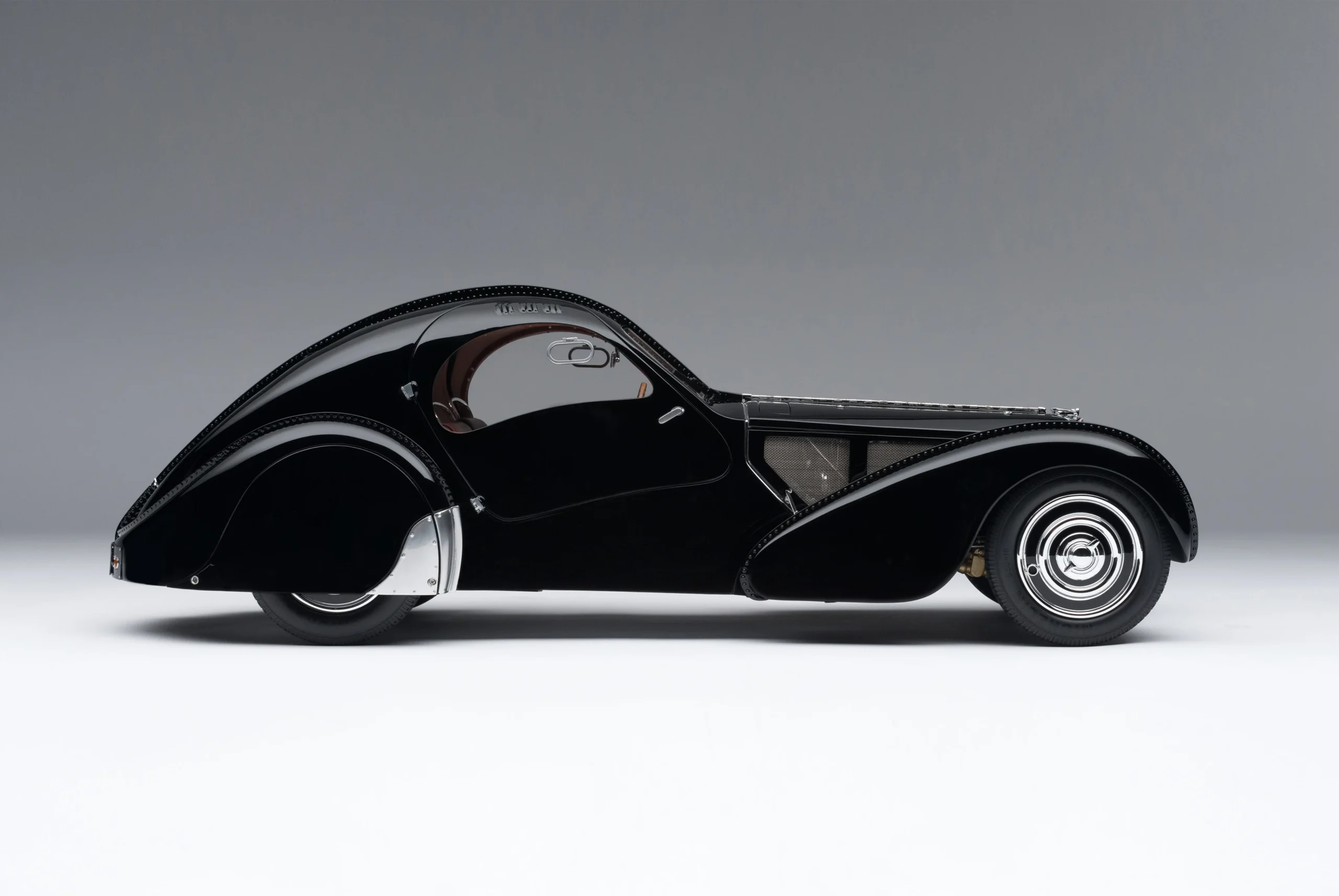 Amalgam BUGATTI Type 57SC Atlantic - "La Voiture Noire" (1936) | Limitierte Auflage 1:8 – Bild 3