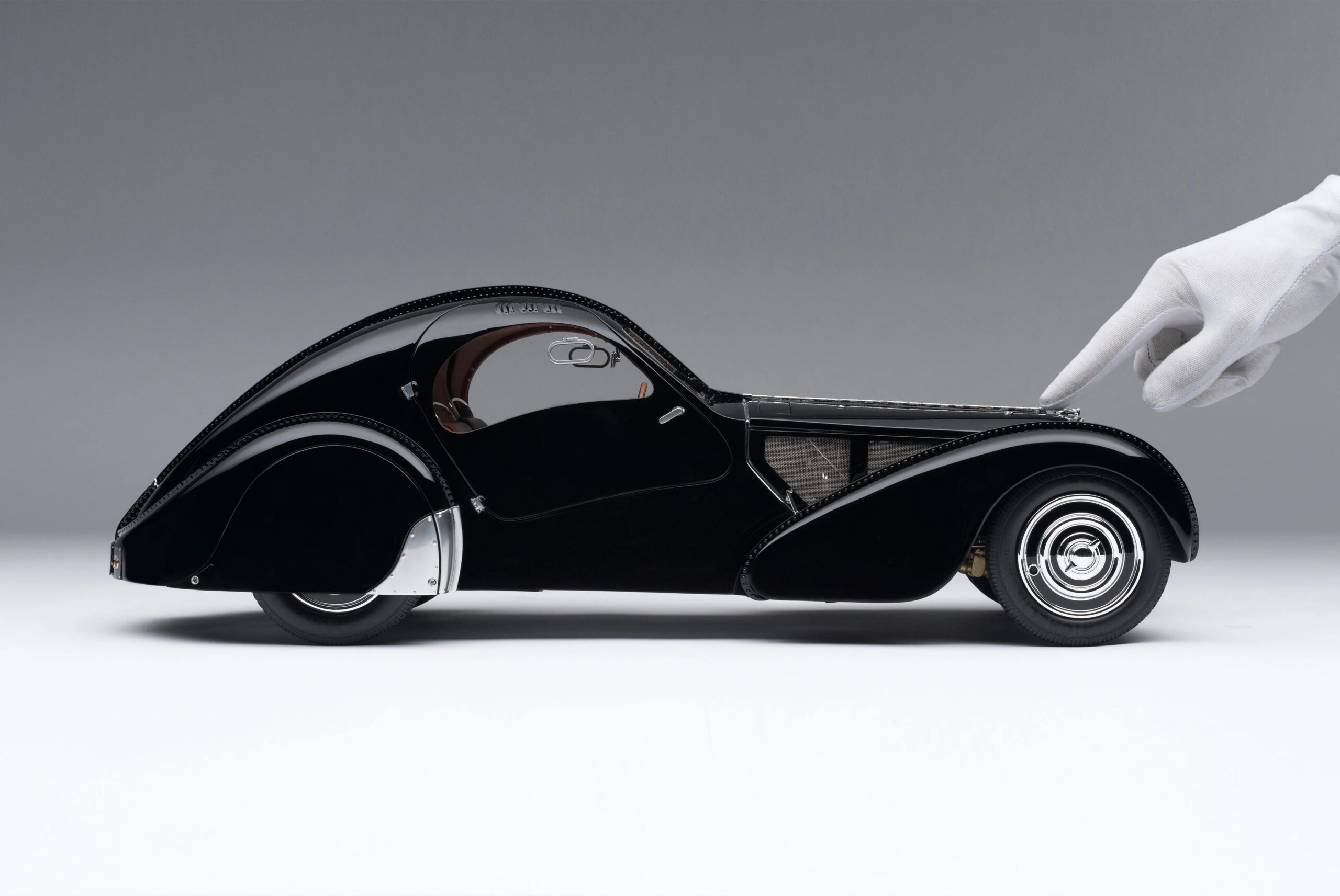 Amalgam BUGATTI Type 57SC Atlantic - "La Voiture Noire" (1936) | Limitierte Auflage 1:8 – Bild 2