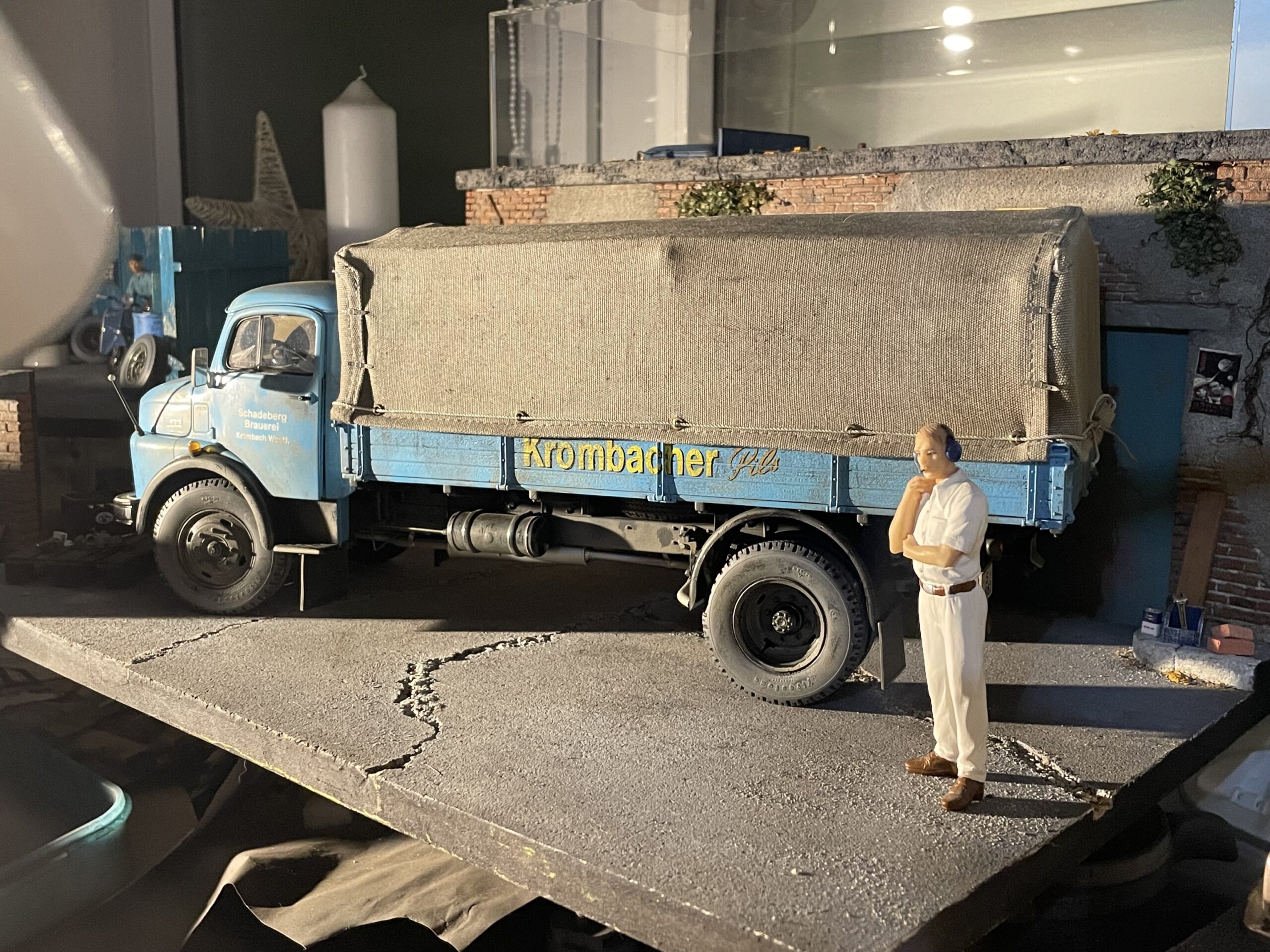 Schuco Mercedes L322, one of one weathered by Klaus Exner - 1/18 – Bild 10