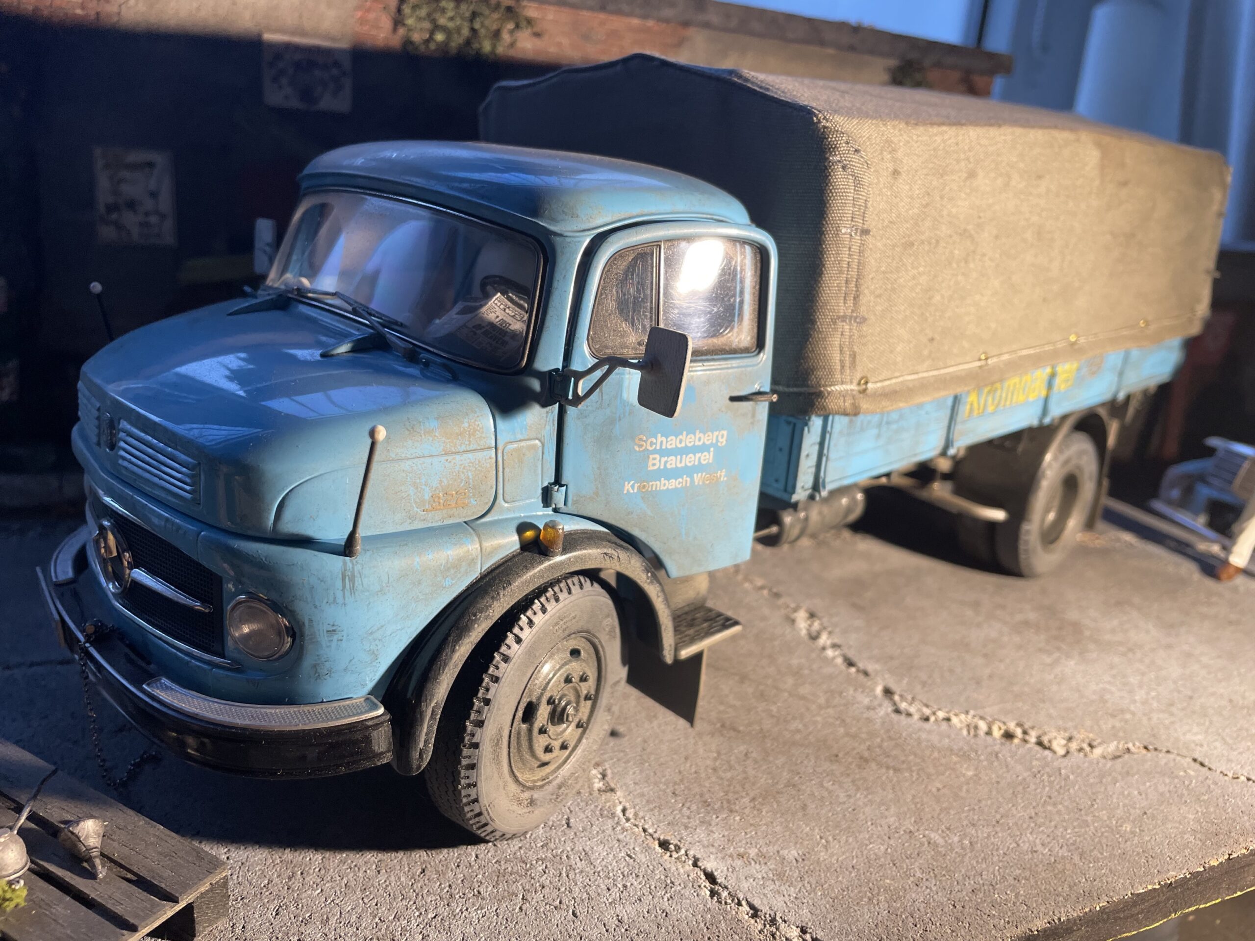 Schuco Mercedes L322, one of one weathered by Klaus Exner - 1/18 – Bild 8