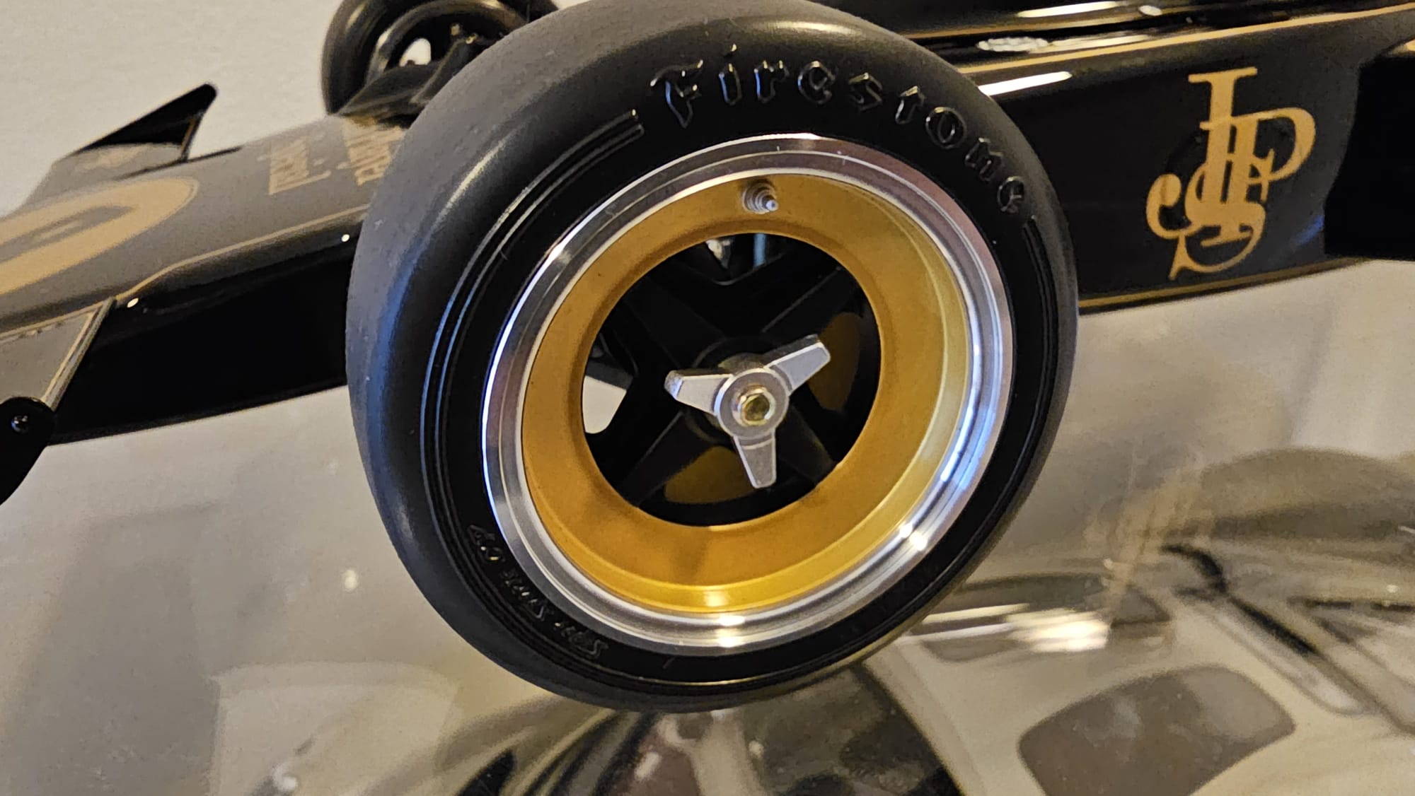 Lotus 72D - 1972 British GP - Emerson Fittipaldi - 1/8 Fertigmodell – Bild 7