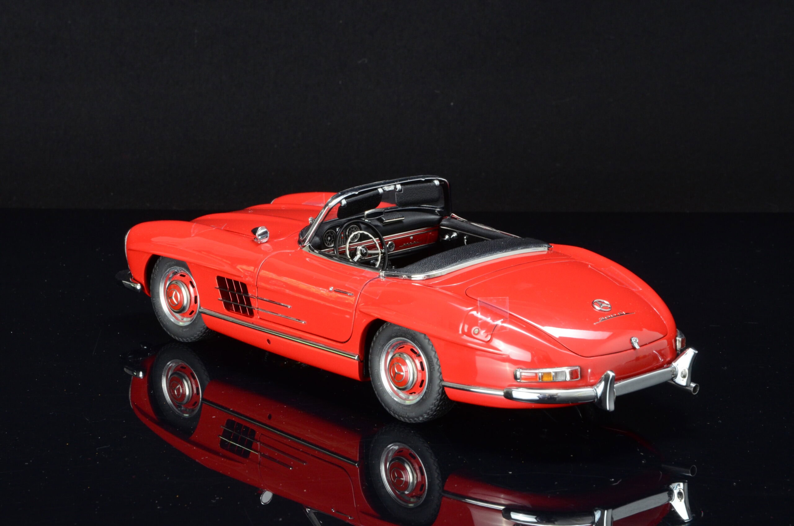CMC Mercedes-Benz 300 SL Roadster red / black Limited Edition 1500 pcs. - 1/18 - 画像2