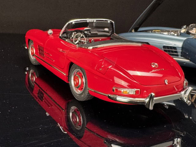 CMC Mercedes-Benz 300 SL Roadster red / black Limited Edition 1500 pcs. - 1/18 - 画像4